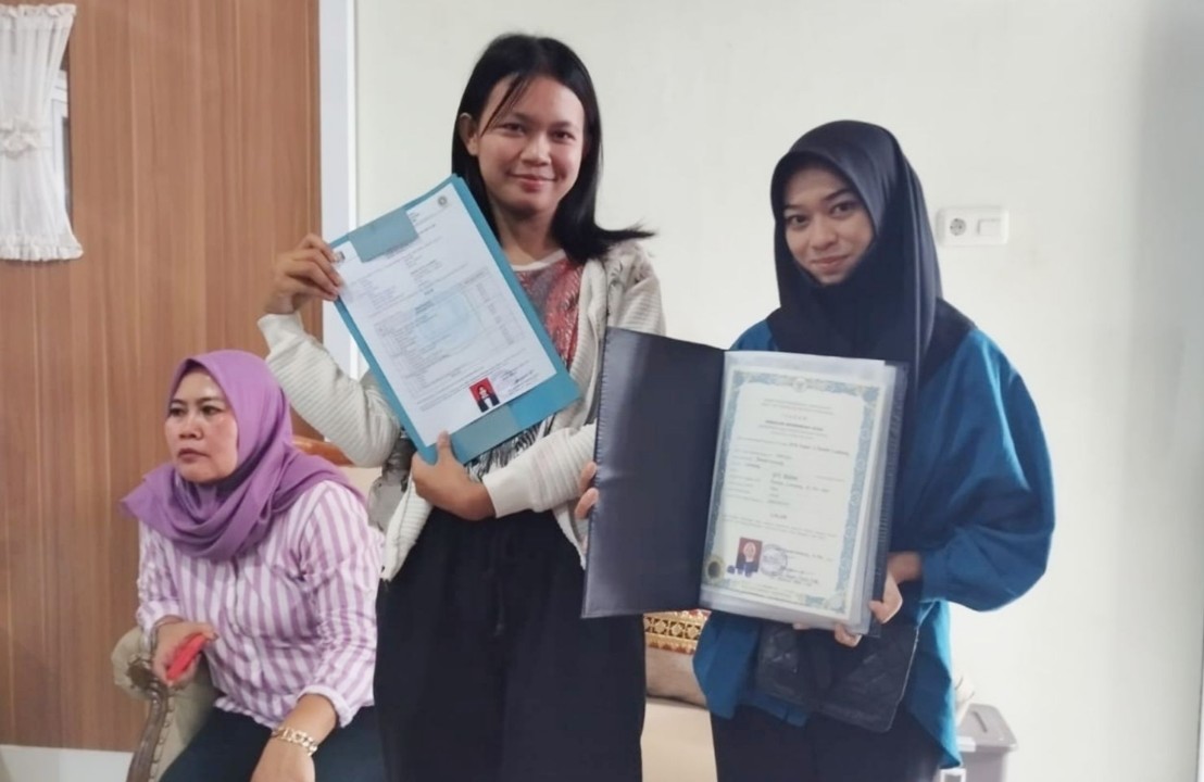 Ada Mis Komunikasi, SMA 5 Bandar Lampung Serahkan Ijazah dan SKL Dua Alumni