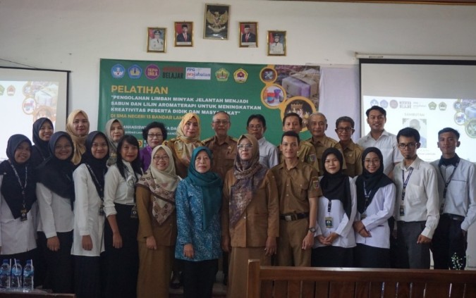 Mahasiswa PPG Fisika dan Kimia Unila Gelar Pelatihan Pengolahan Minyak Jelantah di SMA Negeri 13 Bandar Lampung