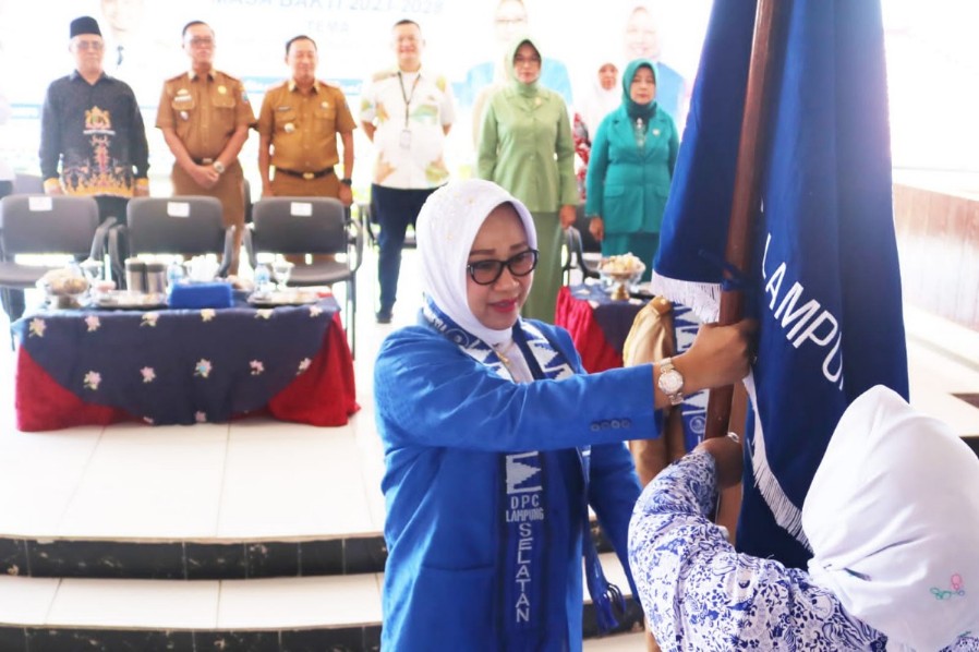 Dilantik dan Dikukuhkan, Bunda Reny Harap DPC dan DPRan IWAPI Lampung Selatan Dukung Pembangunan Ekonomi