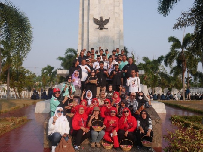 Relawan Ganjar-Mahfud Lampung Tabur Bunga Hari Pahlawan