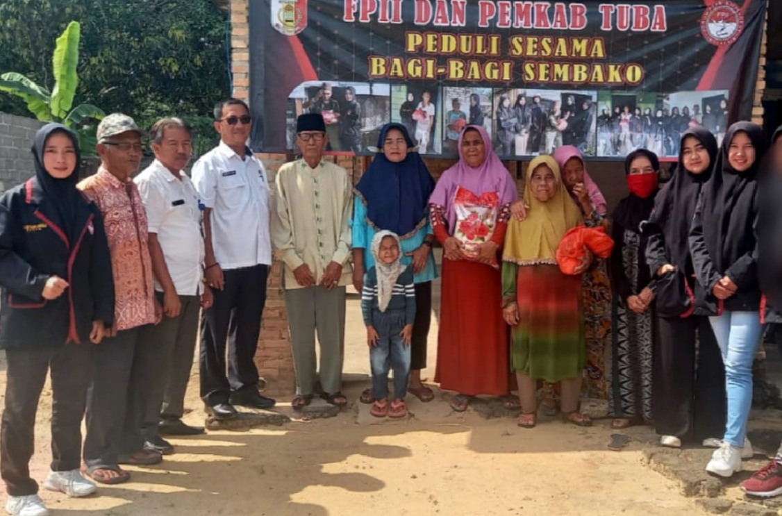 Pemkab Tulang Bawang Beserta FPII, Bagikan Sembako Di Objek Wisata Cakat Raya