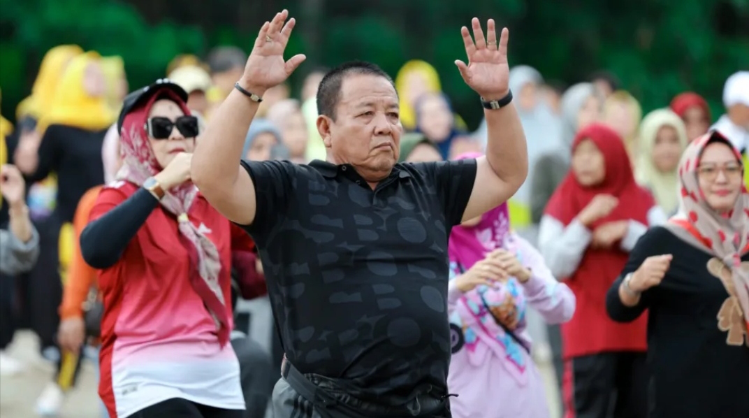 Gubernur Arinal Djunaidi Dan Ibu Riana,  Bersama Seluruh Jajaran OPD Pemprov Lampung Senam Bersama