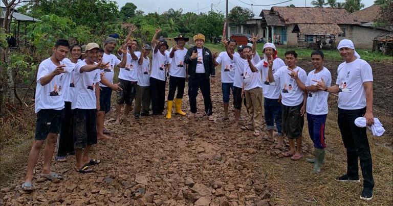 Relawan IM Ganjar Dan Relawan Ganjar Mahfud Lampung, Gotong Royong Perbaiki Jalan Lubuk Banjar Masin