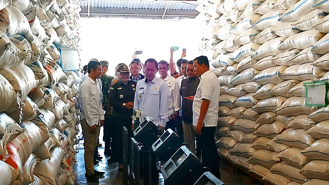 Pastikan Stok dan Harga Stabil Jelang Idul Adha, Bupati Tulang Bawang Tinjau Pasar dan Gudang Pangan
