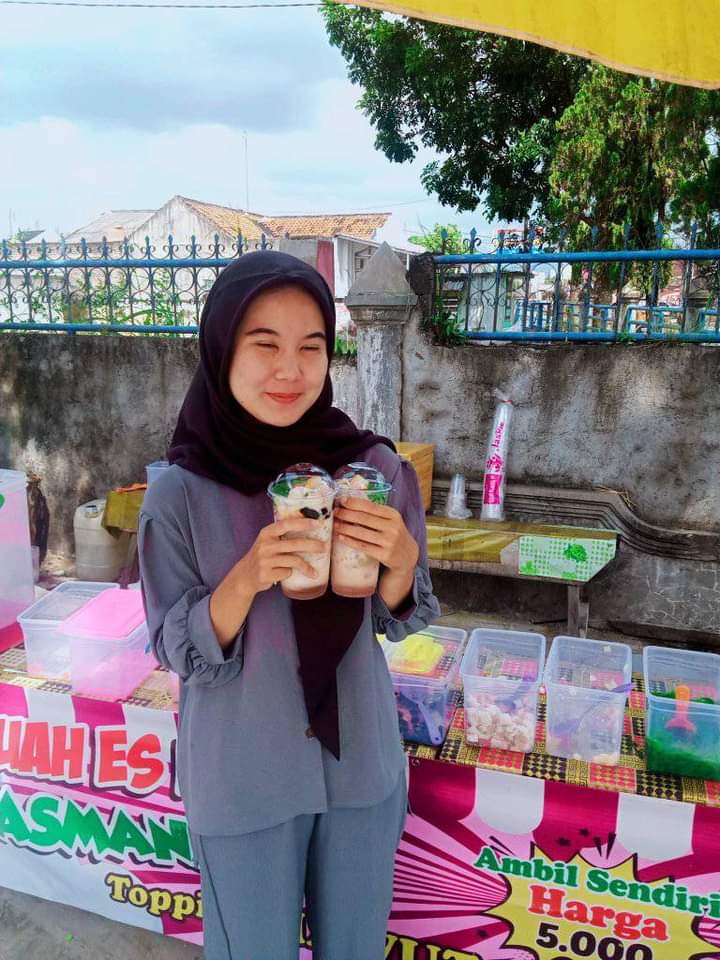 Kocak, Gaya Mamas Lapak "Sop Buah Es Krim Prasmanan Topping Mawut 5 Ngewu" di Pringsewu Ini