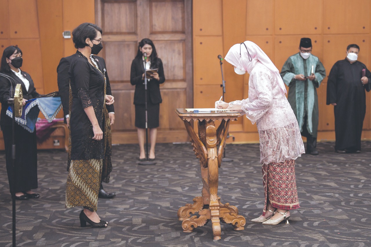 Sekjend Kemendikbud ristek Melantik Prof. Dr. Ir. Lusmeilia Afriani, D.E.A., I.P.M., Menjadi Rektor Universitas Lampung 2023-2027