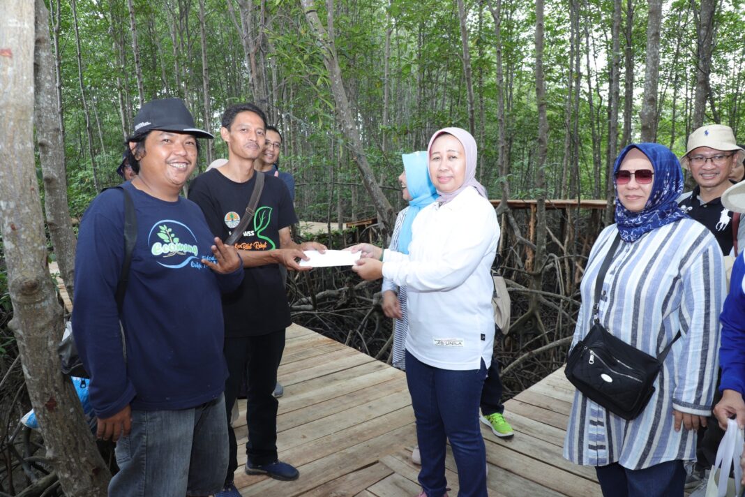 100 Hari Progja, Rektor Tinjau Ekowisata Mangrove Cukuh Nyinyi