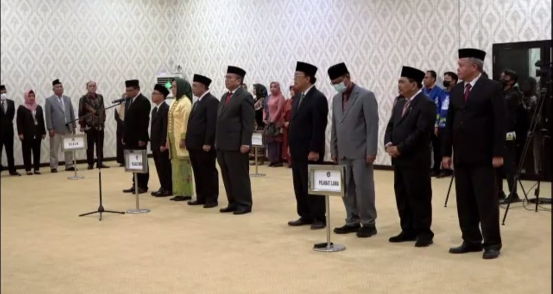 Rektor Berikan Pesan Kepada Pejabat Yang Baru Dilantik