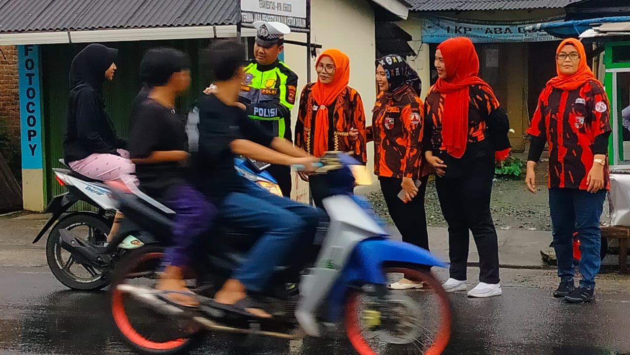 Srikandi PP berbagi takjil kepada pengguna jalan di depan Pos Lantas Talang Padang Tanggamus