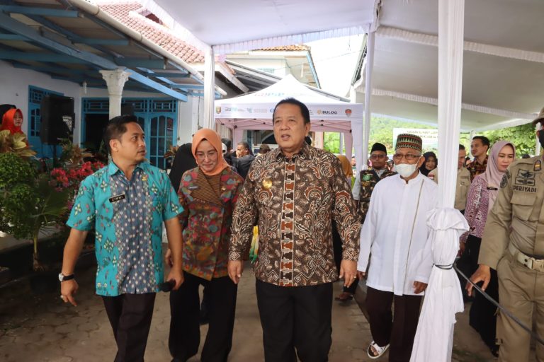 Gubernur Arinal Djunaidi Meninjau Pasar Murah Bersubsidi di Kelurahan Sukarame II Kecamatan Teluk Betung Barat Bandar Lampung
