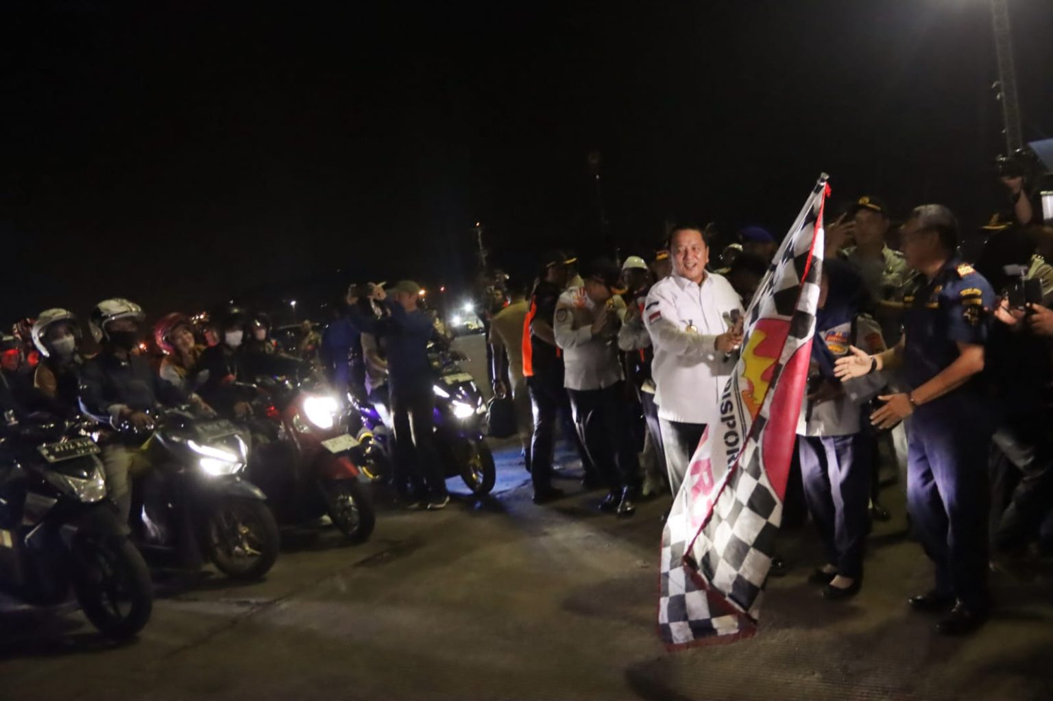 Gubernur Arinal Djunaidi Sambut Kedatangan Pemudik Yang Menggunakan Kendaraan Roda Dua Di Pelabuhan Panjang