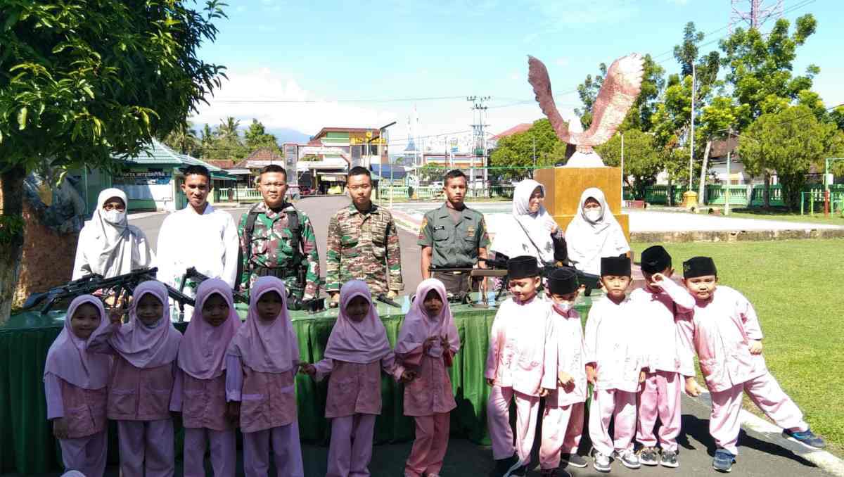 Kompi Senapan A Yonif 143 Terima Kunjungan Siswa-Siswi TKIT Gedong Tataan
