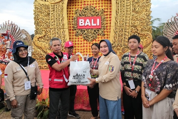 Ibu Riana Sari Arinal Berbagi Souvenir dan Paket Sembako Program Siger kepada Peserta Jumbara PMR Tingkat Nasional IX Tahun 2023