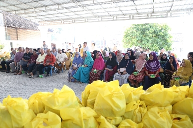 Ketua LKKS Ibu Riana Sari Arinal Berikan Ratusan Bantuan Sembako di Kabupaten Tulang Bawang dan Tulang Bawang Barat
