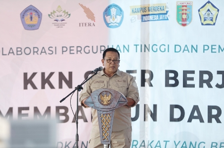 Gubernur Arinal Hadiri Pameran Hasil Karya Mahasiswa KKN Siger Berjaya Tahun 2023 di Teluk Pandan Pesawaran