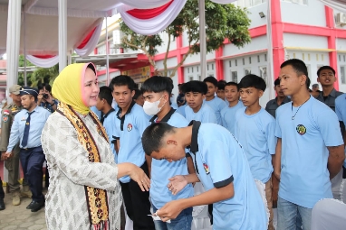 Momen Haru Istri Gubernur Lampung Kunjungi LPKA Kelas II, Riana: Terus Belajar, Rajin Ibadah Kelak Jadi Orang Sukses