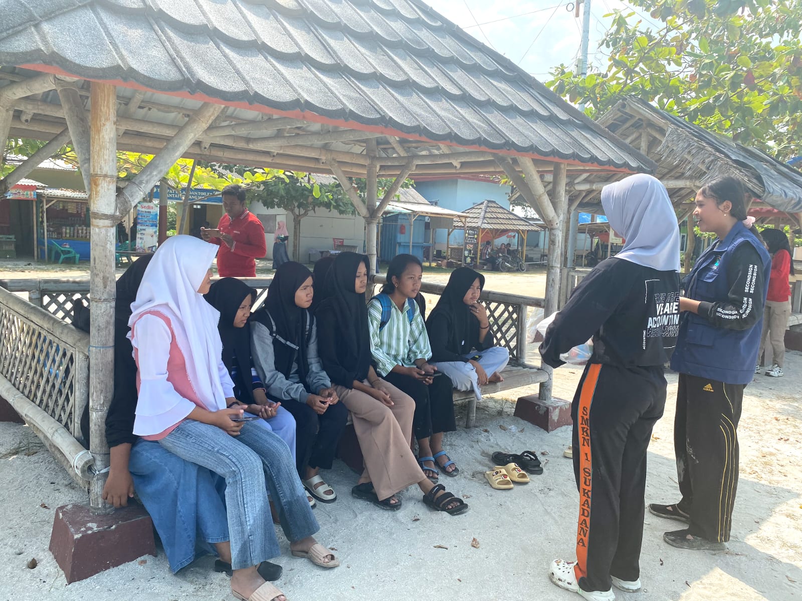 Aksi FPL Lamtim, Beach Clean Up di Pantai Kerang Mas