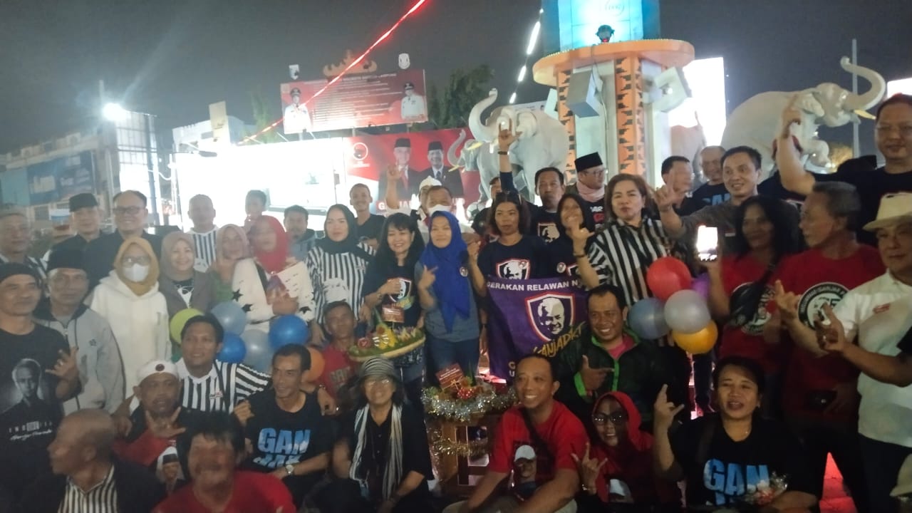 Rayakan Ulang Tahun Ganjar Pranowo ke-55 tahun, Ratusan Relawan Penuhi Tugu Adipura Bandar Lampung