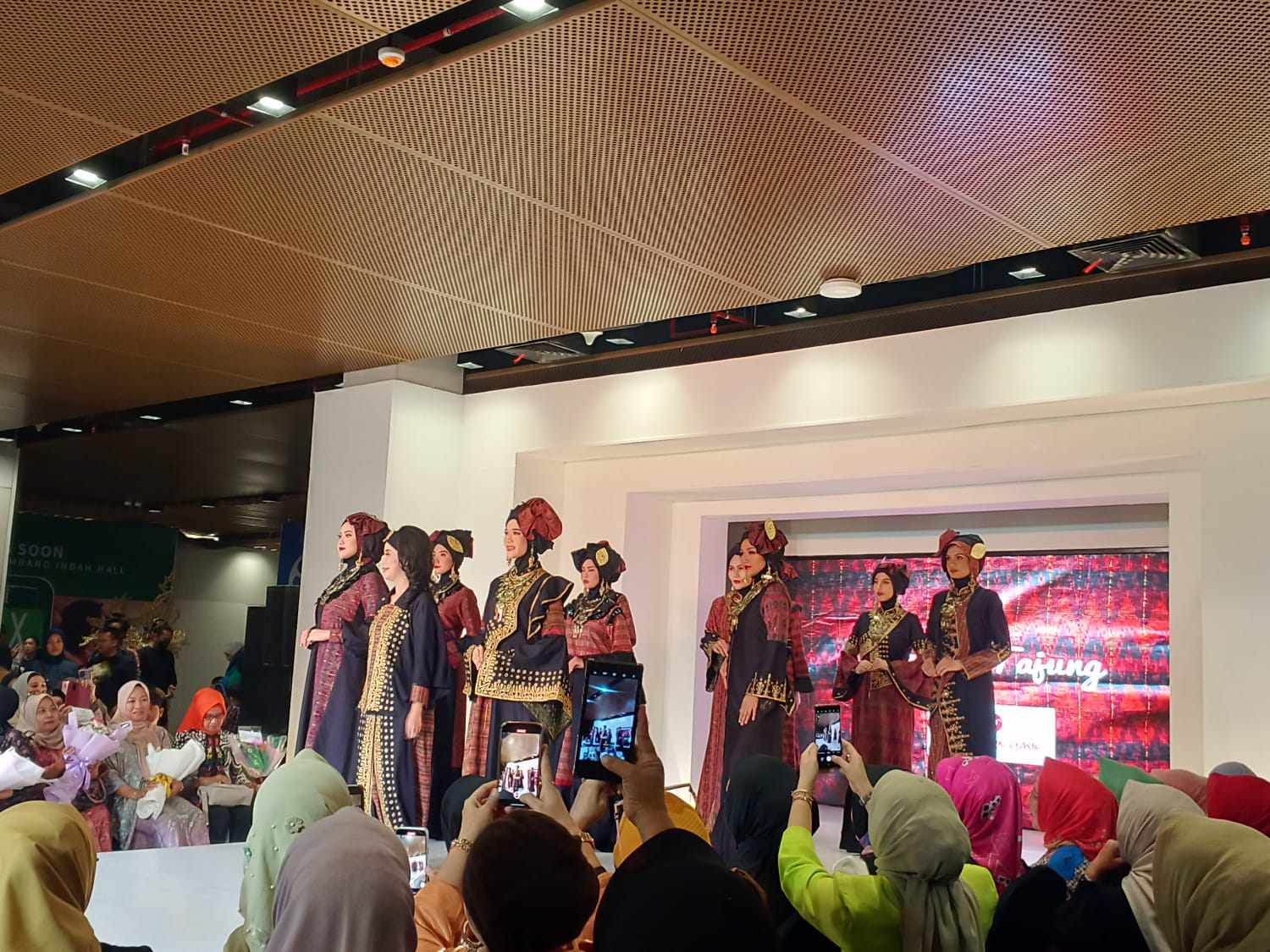 Hadir Lady's Tenun Klasik Di Palembang Fashion Dan Food Festival 2023
