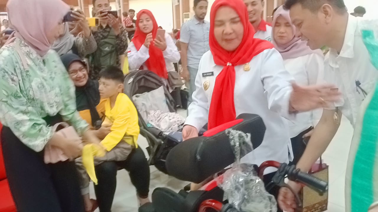 Walikota Bandar Lampung Serahkan Bantuan Kursi Roda Dan Beras Kepada Anak Penyandang Disabilitas