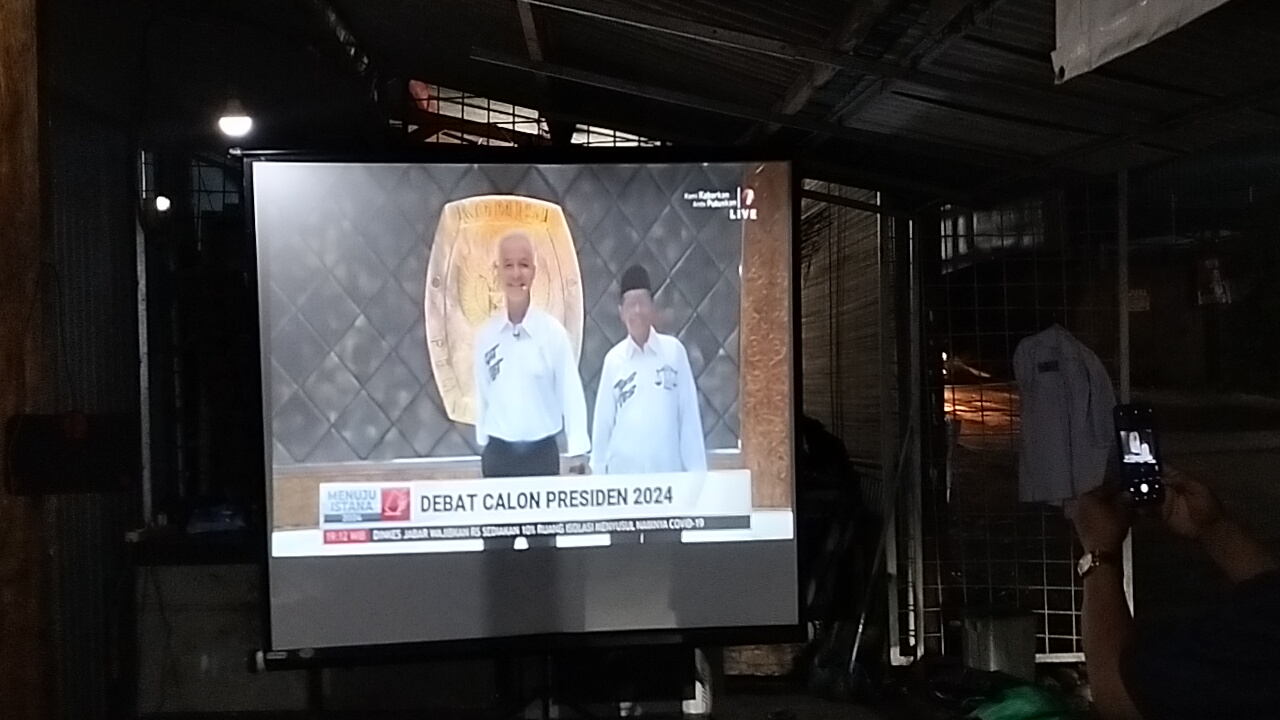 Sesi Perdana Debat Capres 2024, Nobar Parpol-Relawan Lampung Semebyar