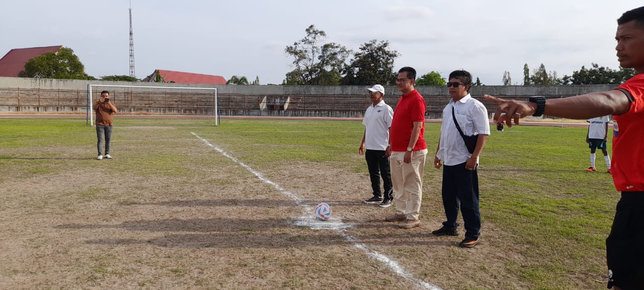 Ketua KWRI Lampung Iqbal Tendang Bola Perdana Tandai Pembukaan Kejurnas Sepakbola U-12