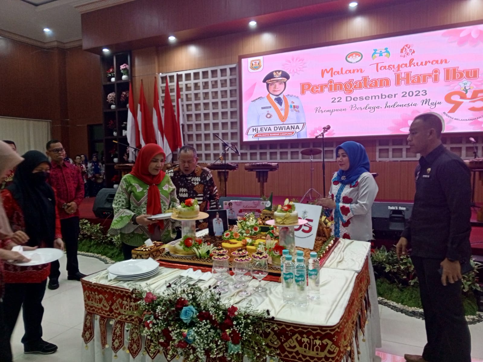 Malam Tasyakuran Peringati Hari Ibu Ke-95, Hj. Eva Dwiana : Kita Hebat Karena Imam Kita Dalam Keluarga