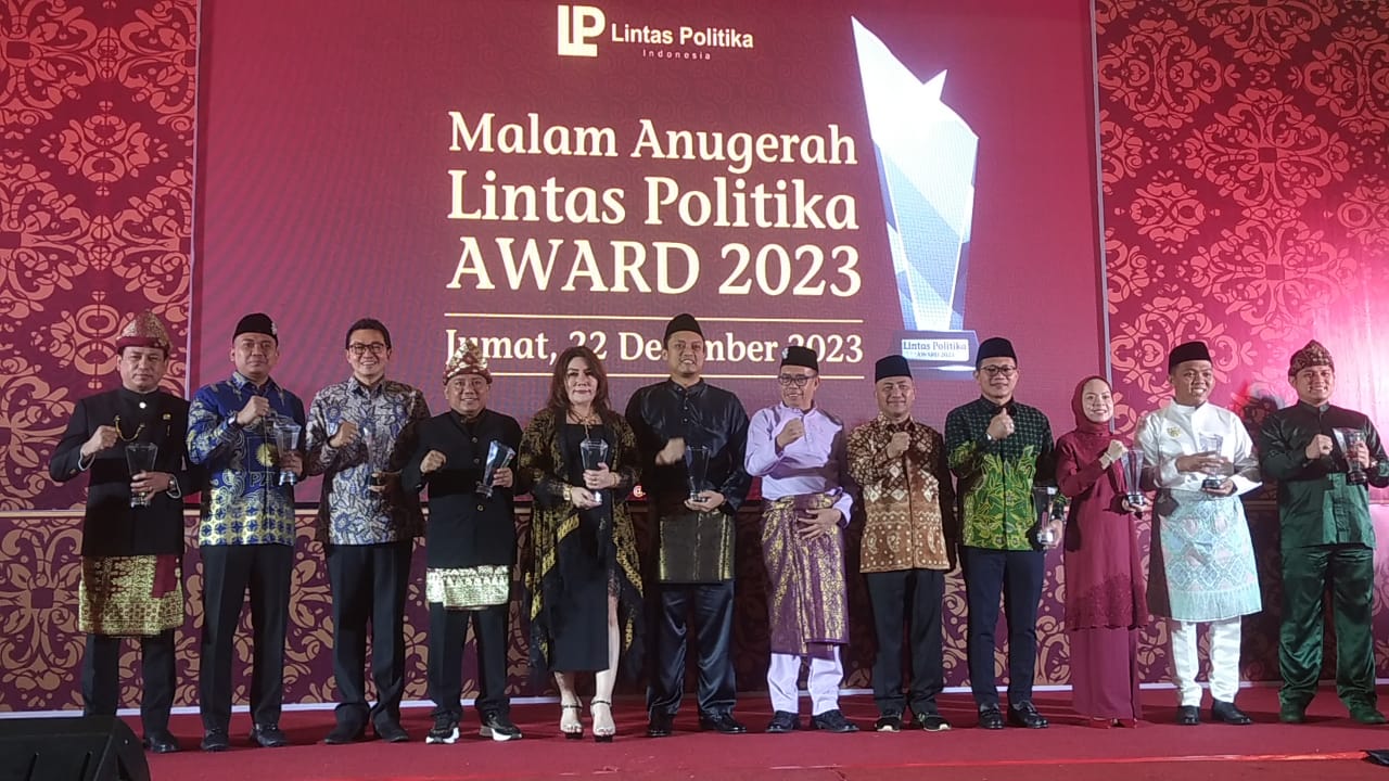 Fajar Febriansyah Menerima Malam Anugerah Lintas Politika Award 2023