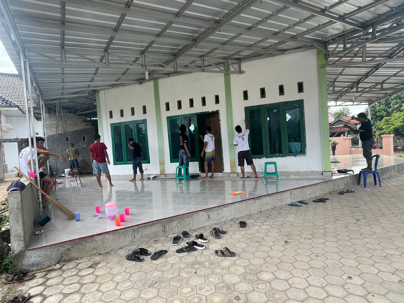 IM GANJAR Tulang Bawang Gotong Royong nge-Cat Tempat Ibadah