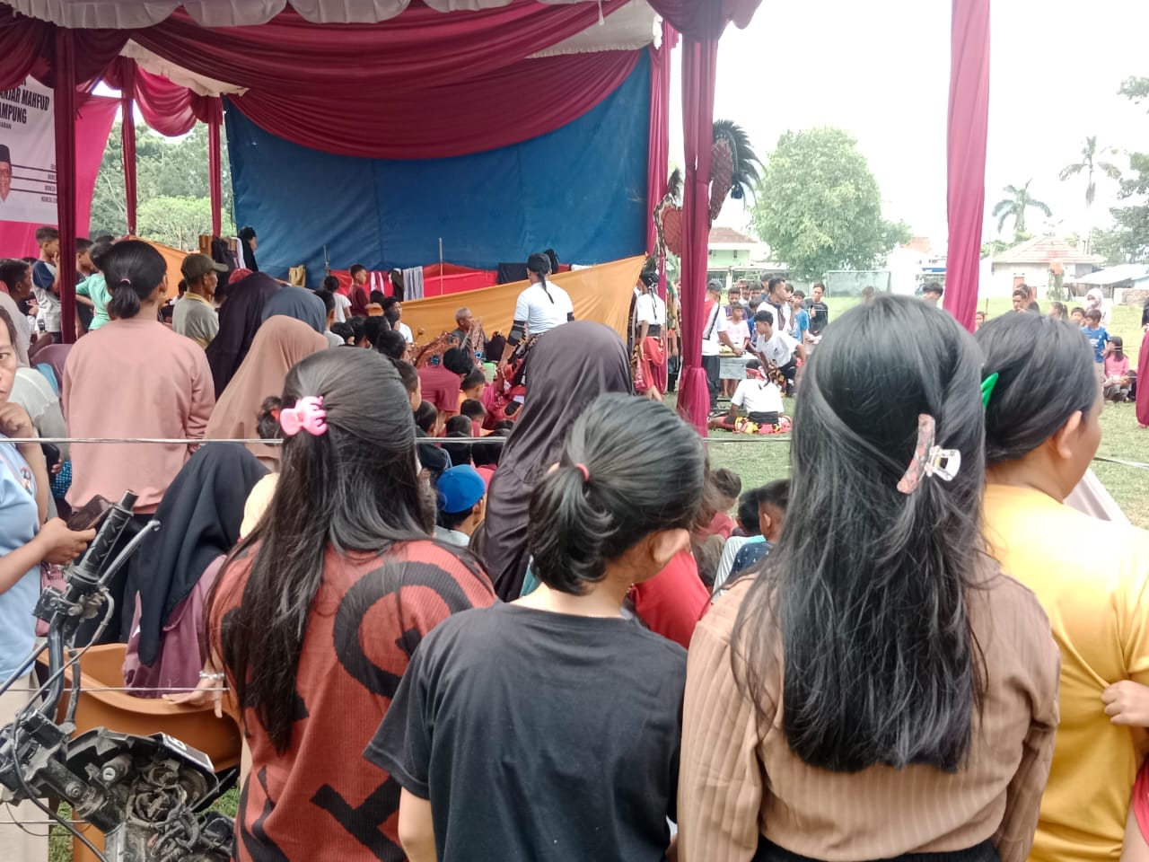 Warga Desa Hanura Ramai-ramai Tonton Pertunjukan Kuda Lumping Yang di Gelar TPD dan Relawan Ganjar – Mahfud