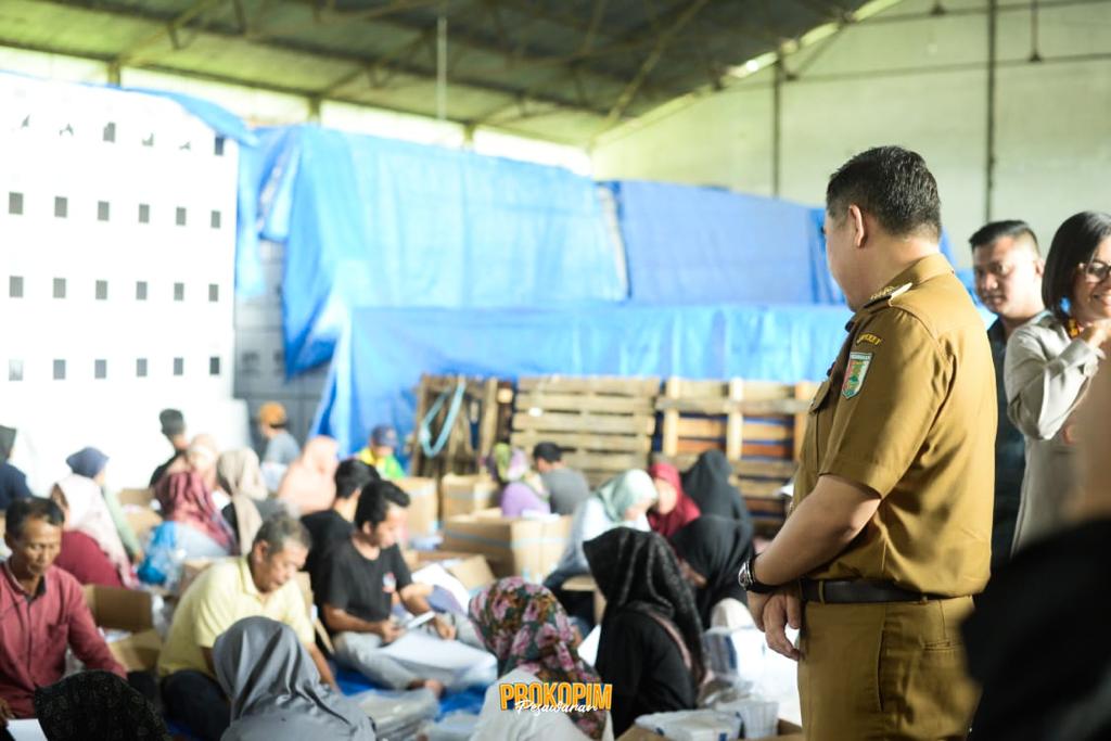 Tinjau Logistik Pemilu, Bupati Dendi Minta Peningkatan Pengamanan Gudang Logistik
