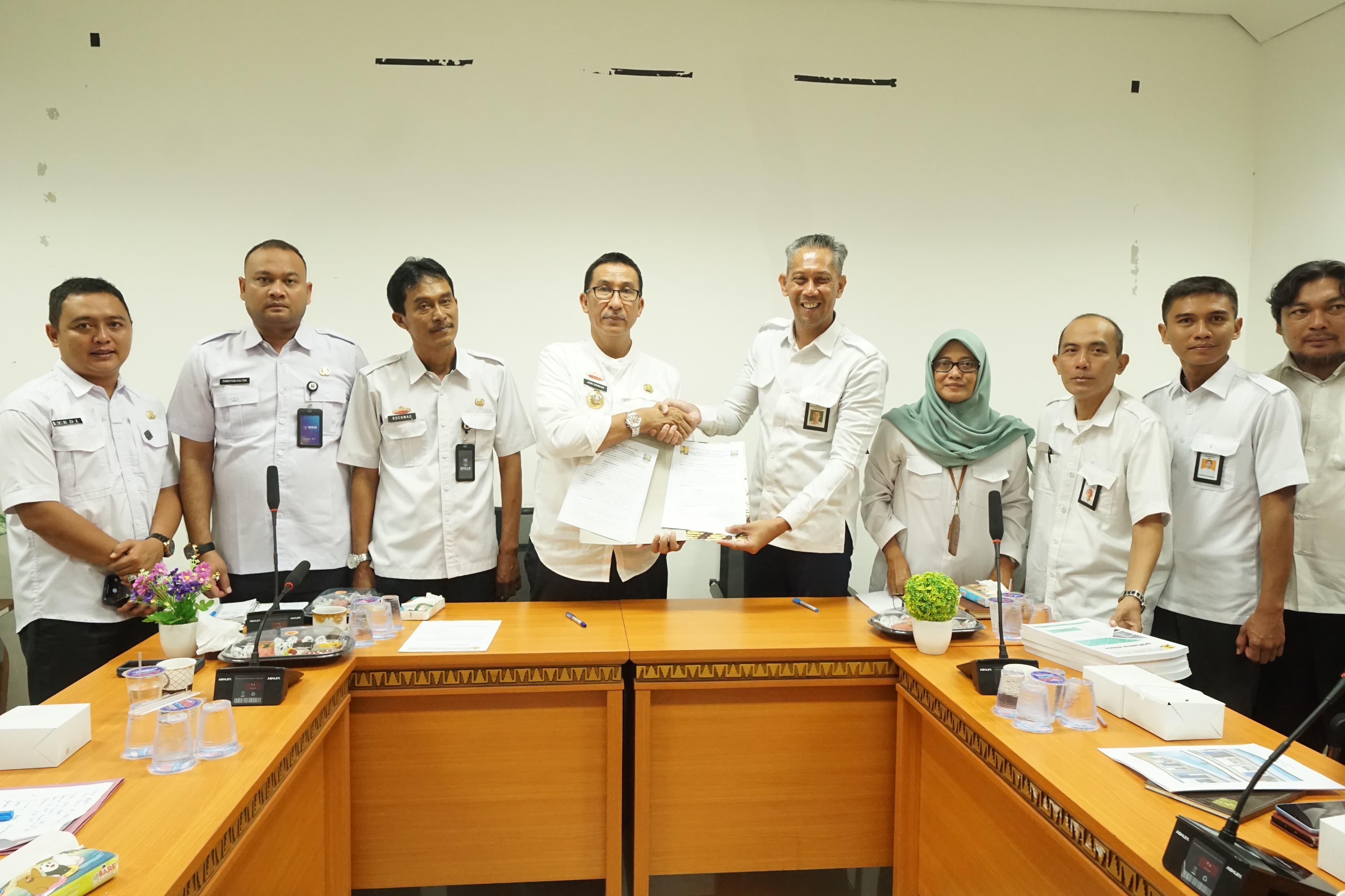 PJ. Sekda Jon Edwar, Hadiri Penandatanganan Bast Naskah Hibah Rehabilitasi Dan Renovasi Empat Sekolah Di Pesibar