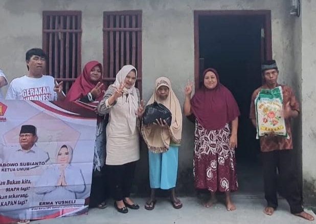 Jelang Ramadhan Wakil Ketua Gerindra Lamsel, Erma Yusneli Berbagi Kasih Terhadap Warga