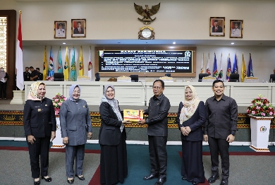 Wagub Chusnunia Serahkan Dokumen Raperda Pertanggungjawaban Pelaksanaan APBD 2022 kepada Ketua DPRD Mingrum Gumay