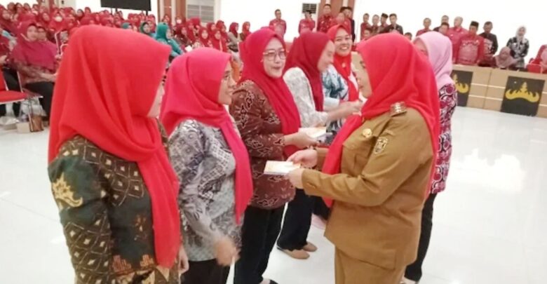 Wali Kota Bandar Lampung Salurkan Bantuan Operasional Untuk Kader Ketahanan Pangan dan Kesejahteraan Keluarga