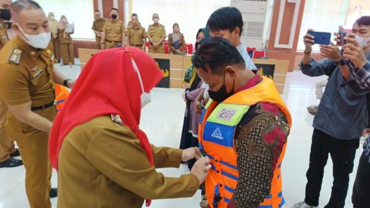 Pemkot Bandar Lampung Beri Asuransi dan Alat Keselamatan Kerja Kepada Nelayan