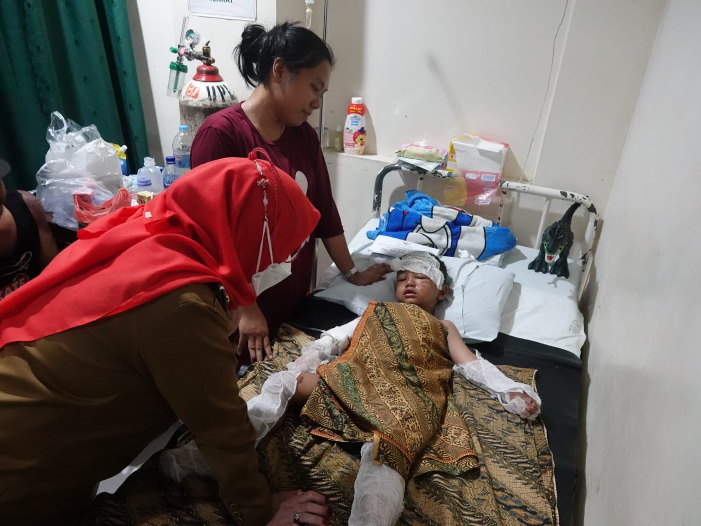 Wali Kota Eva Dwiana Beri Bantuan Kepada Korban Kebakaran di Durian Payung, Tanjungkarang Pusat