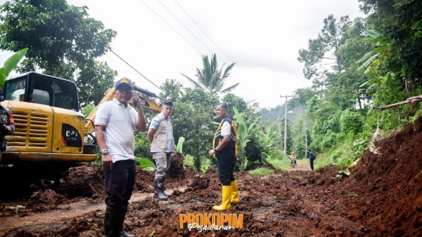 Tinjau Lokasi Terdampak Bencana Pasca Hujan Deras, Bupati Gencarkan Upaya Penanganan Pasca Banjir dan Normalisasi Sungai