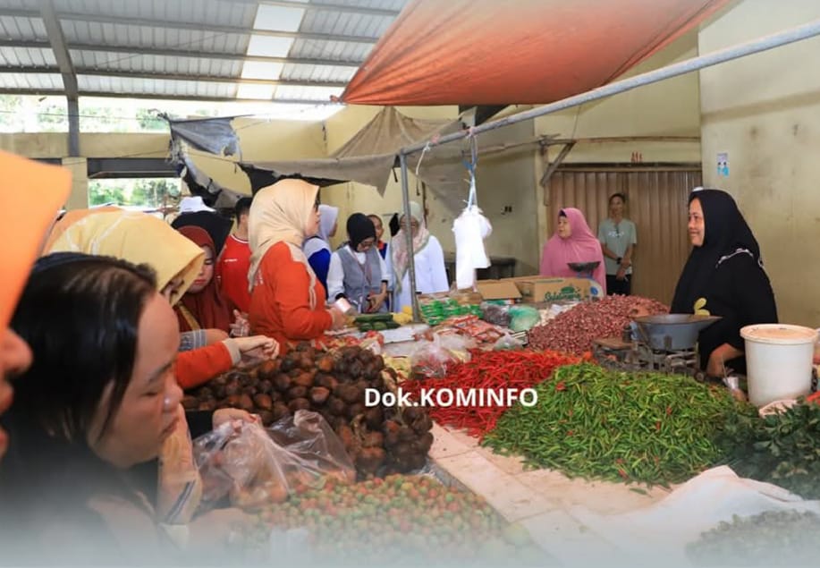 Ketua TP PKK Tulang Bawang Kunjungi Pasar Puteri Ageng Usai Senam Bersama