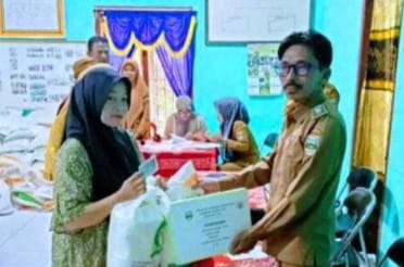 Bantuan Beras Disalurkan, Warga Batu Raja Sambut dengan Antusias