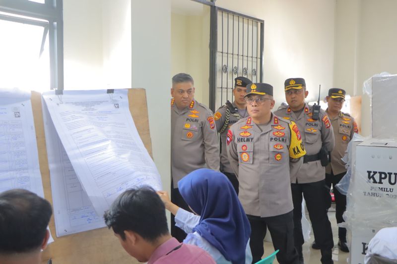 Kapolda Lampung Helmy Santika Monitoring Rapat Pleno Rekapitulasi Suara di PPK