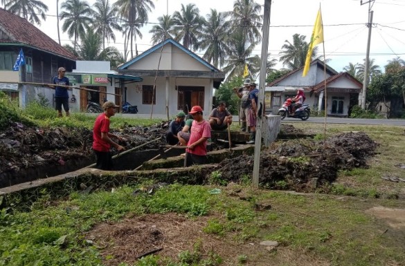 Masyarakat Way Sindi Hanuan Adakan Gotong Royong Demi Lancarnya Saluran Air