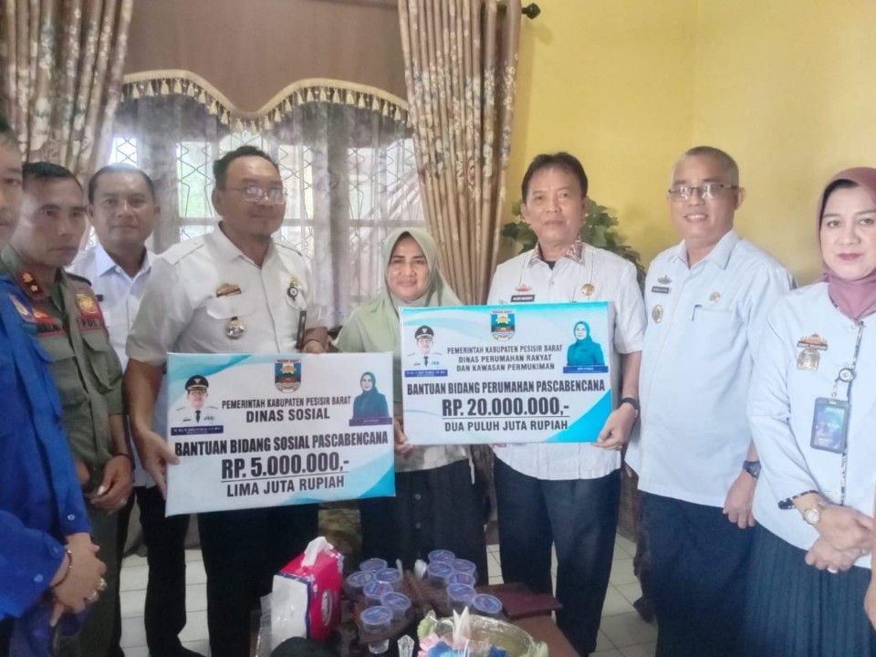 Pemkab Pesibar Serahkan Bantuan Pasca Musibah Kebakaran