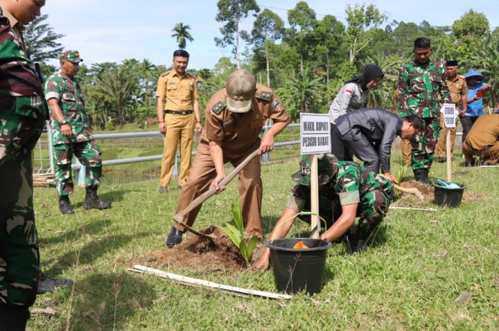 Wakil Bupati Zulqoini Syarif Hadiri Tanam 1000 Pohon di Paku Negara