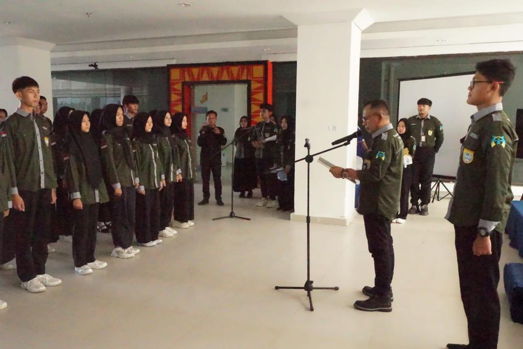 Pj. Sekda Jon Edwar Hadiri Pelantikan Forum Anak Daerah Pesisir Barat