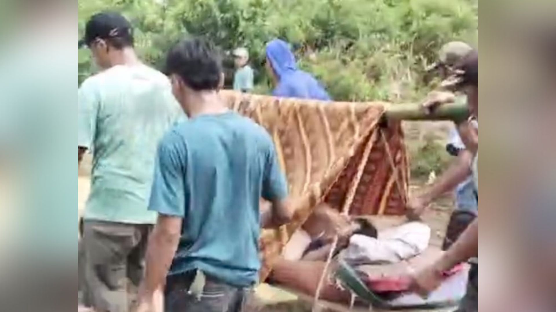 Tragis, Warga Pelosok Pesisir Barat Gotong Pasien Seberangi Muara Demi Puskesmas