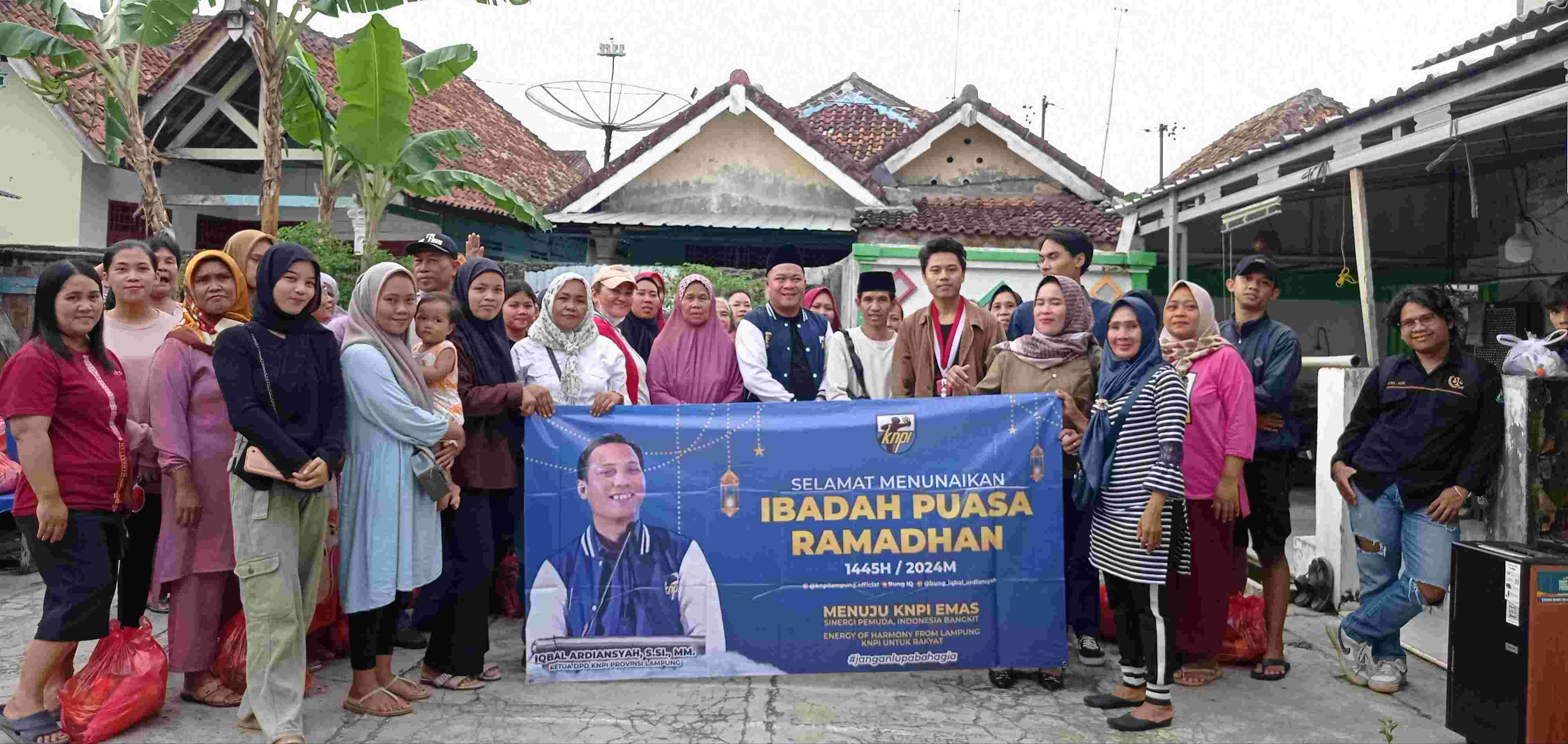 KNPI Lampung dan GMNI Bagikan Sembako di Bandarlampung