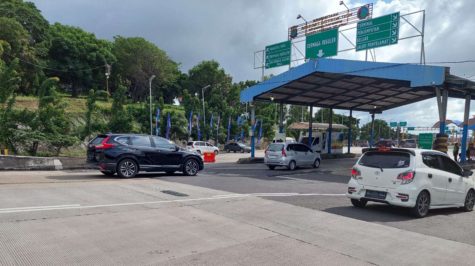 H-1 Jalan Tol Menuju Pelabuhan Bakauheni Dan Sebaliknya, Kendaraan Pemudik Berjalan Lancar