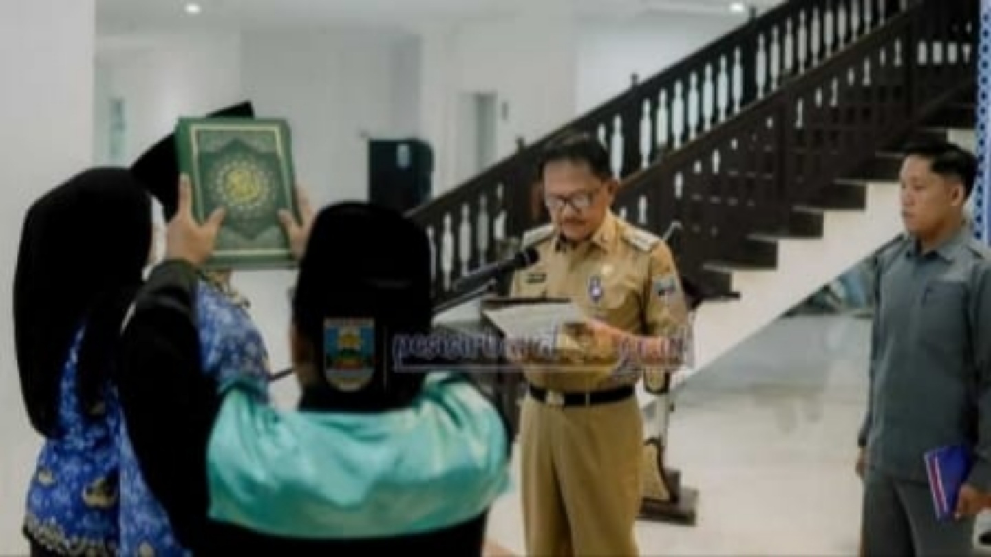 Bupati Pesisir Barat Serahkan 103 SK PNS