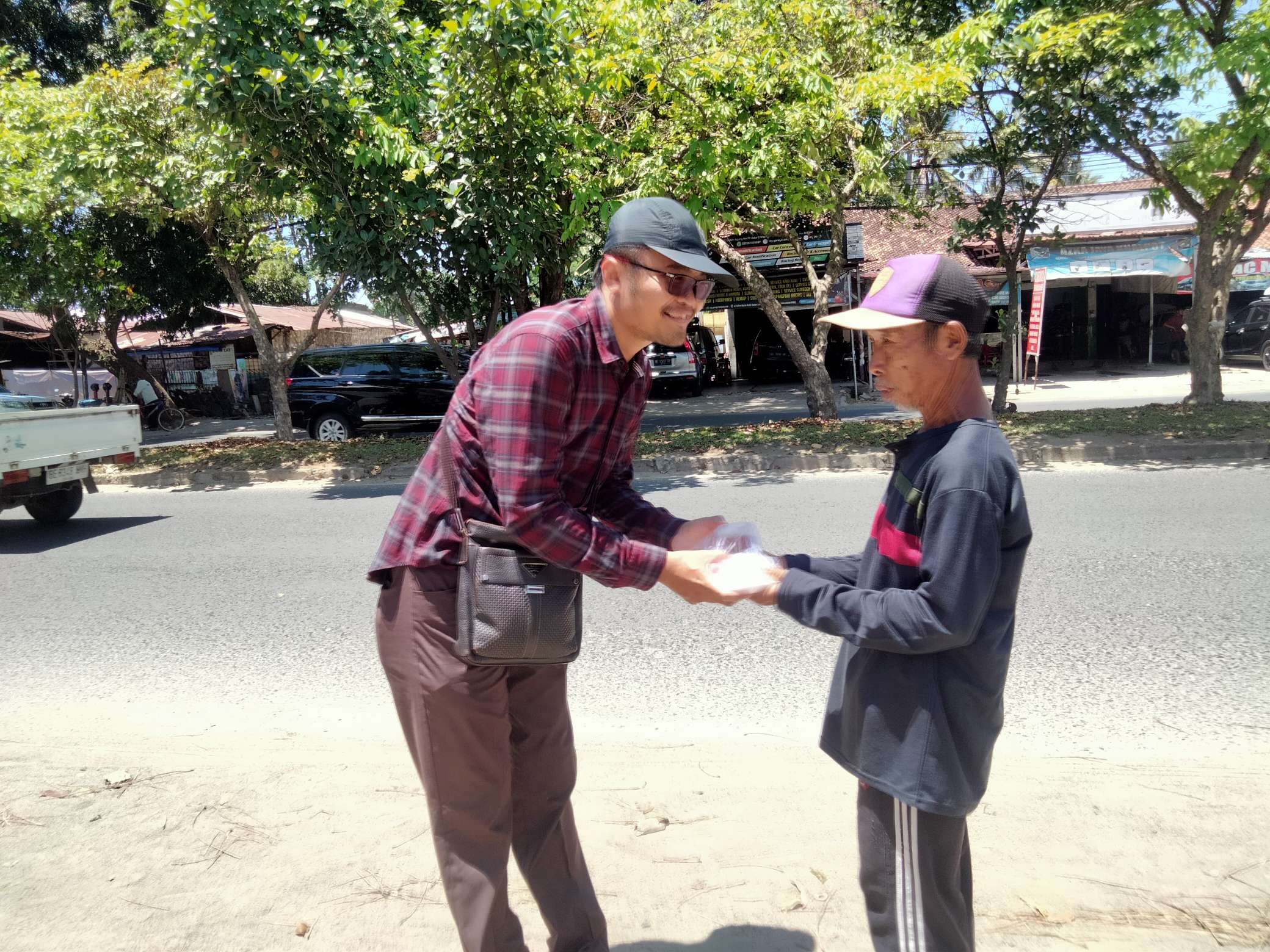 JMSI Lampung dan JMSI Pesawaran Kolaborasi Bagikan Puluhan Nasi Kotak untuk Masyarakat